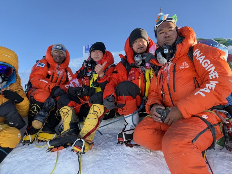 3 侯庚王暾登顶后和两位尼泊尔向导一起庆贺自己人生的高光时刻 3 侯庚王暾登顶后和两位尼泊尔向导一起庆贺自己人生的高光时刻