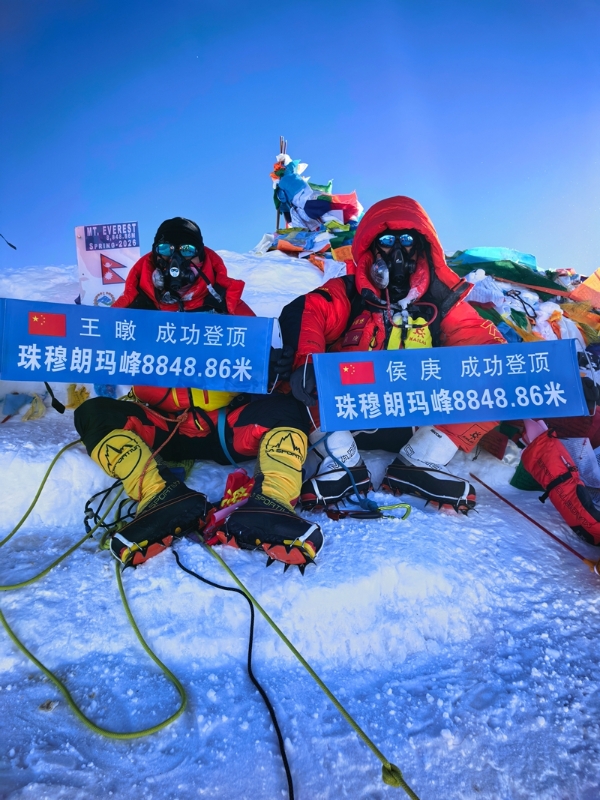1 侯庚王暾登顶后,拍照定格成功时刻。 1 侯庚王暾登顶后,拍照定格成功时刻。