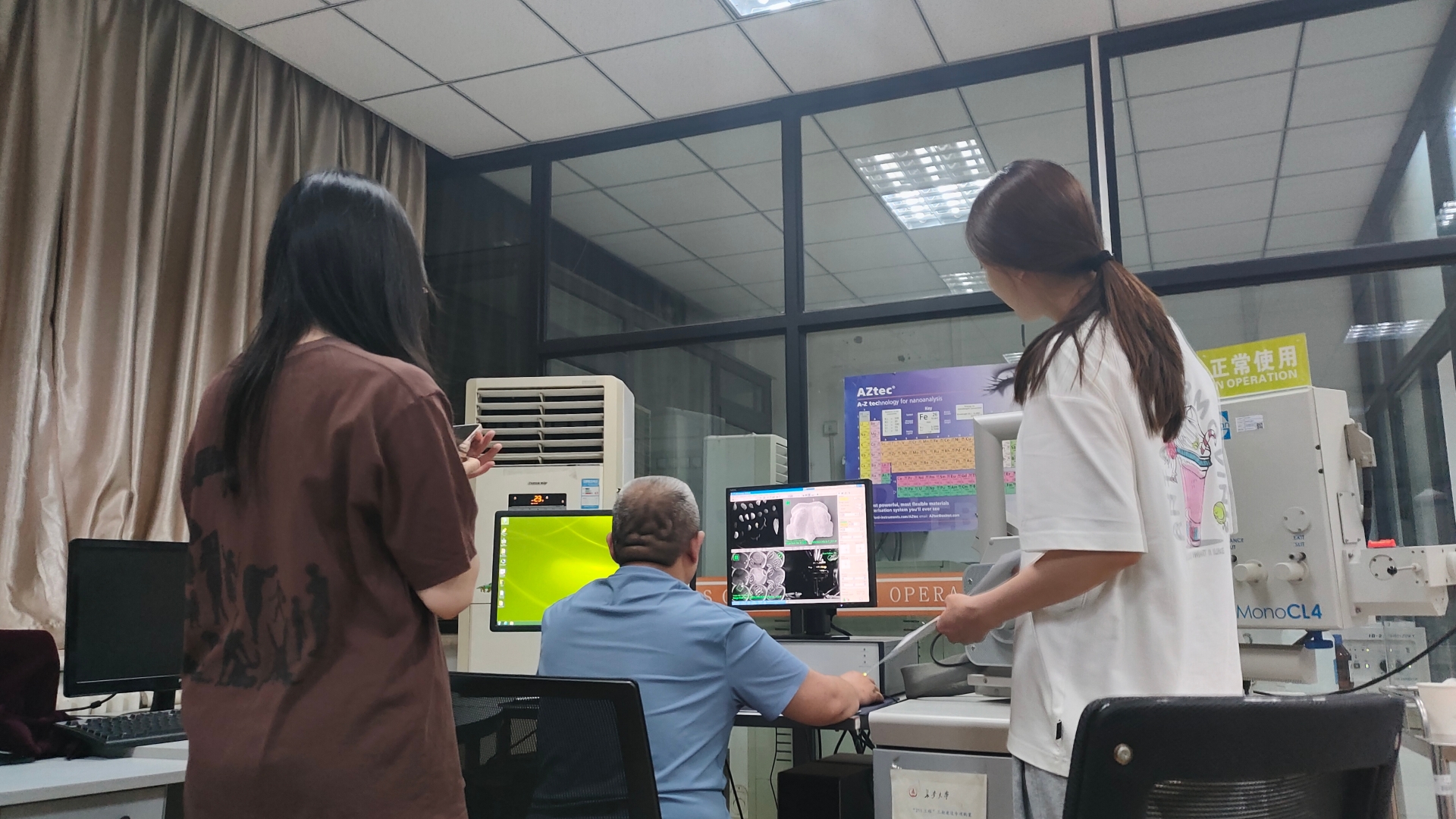 2023年郭俊锋(中)指导学生进行扫描电镜化石拍照 2023年郭俊锋(中)指导学生进行扫描电镜化石拍照